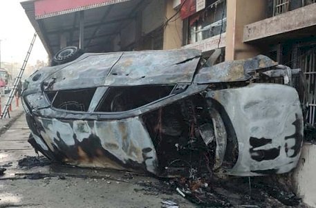 अनियंत्रित होकर पलटी कार, पलटने के बाद कार में लगी आग, लाखों का नुकसान