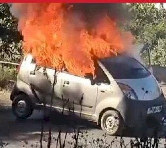 हाई-वे पर  चलती कार   में   आग की ऊंची लपटें देख उड़े लोगों के होश