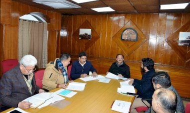 उद्योग मंत्री ने औद्योगिक परियोजनाओं की समीक्षा की