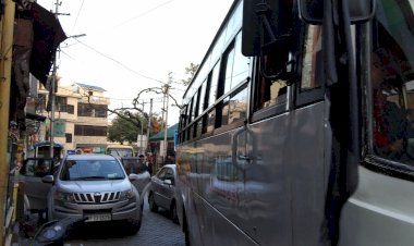 मनमर्जी की पार्किंग से लग रहा है जाम, अन्य वाहनधारक परेशान  -पुलिस बेबस नही होती सीधी कारवाई