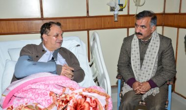 सुरेश भारद्वाज का कुशलक्षेम जानने आईजीएमसी पहुंचे मुख्यमंत्री