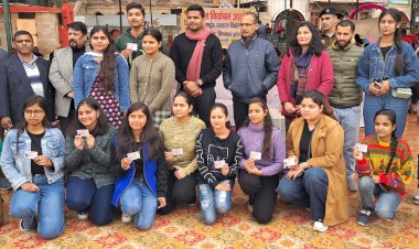 हमीरपुर में संजय अवस्थी ने फहराया तिरंगा, परेड की सलामी ली