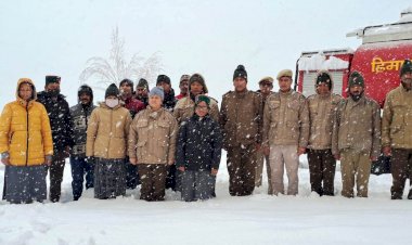 दो मिनट का मौन रख कर महात्मा गांधी व स्वतंत्रता संग्राम के शहीदों को दी श्रद्धांजली