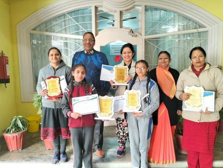 एवीएन स्कुल की नैशनल में दोनों छात्रायें करेंगी अहमदाबाद में हिमाचल का प्रतिनिधित्व -मंडी मेँ आयोजित राज्यस्तरीय साइंस कांग्रेस में प्रोजैक्ट रिपोर्ट में दोनो ने जीता प्रथम पुरस्कार