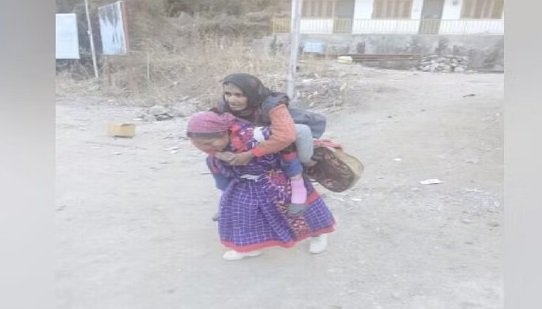 सड़क सुविधा न होने के चलते मरीजों को पीठ पर उठाकर मीलों सफर करने को मजबूर ग्रामीण