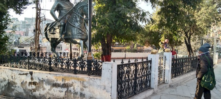 माल रोड पर लाखों रुपए खर्च करके बनाए गए महाराणा प्रताप पार्क में पड़ी दरारें आज तक नहीं भरी   - नगर परिषद ने 6 महीने लगा रखा है पार्क  के गेट पर ताला