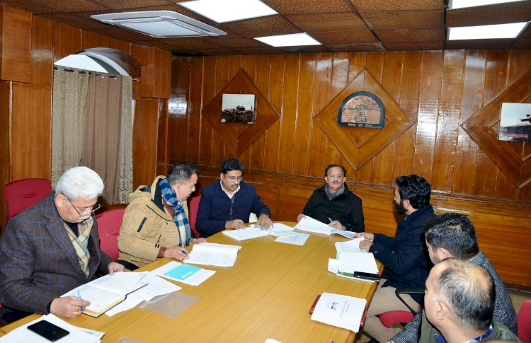 उद्योग मंत्री ने औद्योगिक परियोजनाओं की समीक्षा की