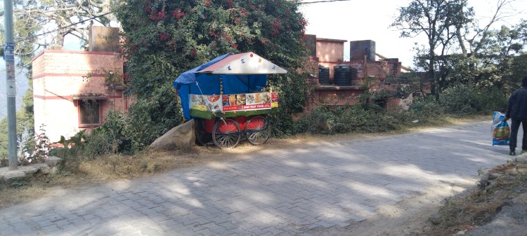 चलते फि रते रेहडी-खोखे वालों की तादाद बढ़ती जा रही है, कचरा फैलाने में पीछे नही