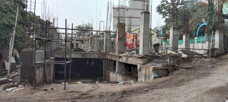 नप ने नही किया लाखों का भुगतान...... ऐतिहासिक पक्का तालाब के किनारे बन रही पार्किंग निर्माण चल रहा है कछुआ गति से