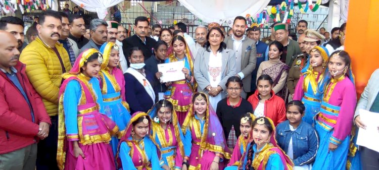 हमीरपुर में संजय अवस्थी ने फहराया तिरंगा, परेड की सलामी ली