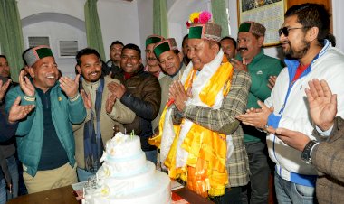 प्रतिनिधिमंडल ने राजस्व मंत्री से भेंट की