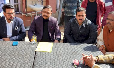 ट्रक ऑपरेटर हमारे परिवार के सदस्य , राजनीति नहीं समाधान करेंगे : अनुराग