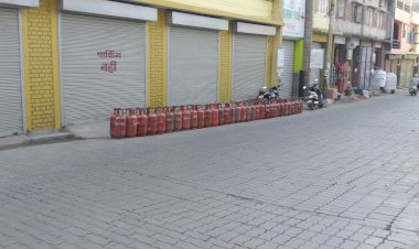 लाखों के बजट से शहर में बिछाई गई ........... इंटरलॉक टाईल्स लोगों के लिएबनी मुसीबत , आए दिन स्किट हो रहे दो पहिया वाहन धारक