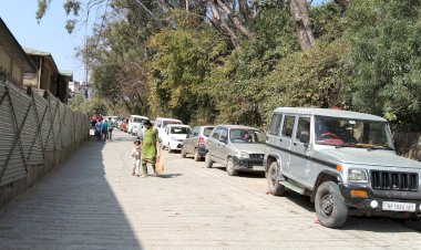 बिगड़ैल वाहन चालकों आगे सिस्टम बेबस -अवैध पार्किंग शहर की अंदरूनी सड़कों पर बनी मुसीबत