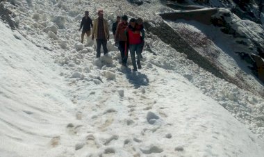 तीन फीट बर्फ में पैदल चलकर सात किलोमीटर दूर रेई जीरों प्वाईट पर पहुंचाया। जहां से निजी गाड़ी से बुजुर्ग  बीमार  महिला को