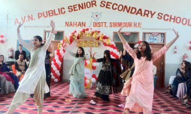 ए.वी.एन स्कु ल की विदाई पार्टी में थिरके छात्र