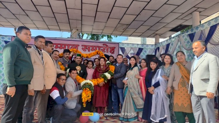 केवल सिंह पठानिया ने रैत स्कूल में नवाज़े होनहार
