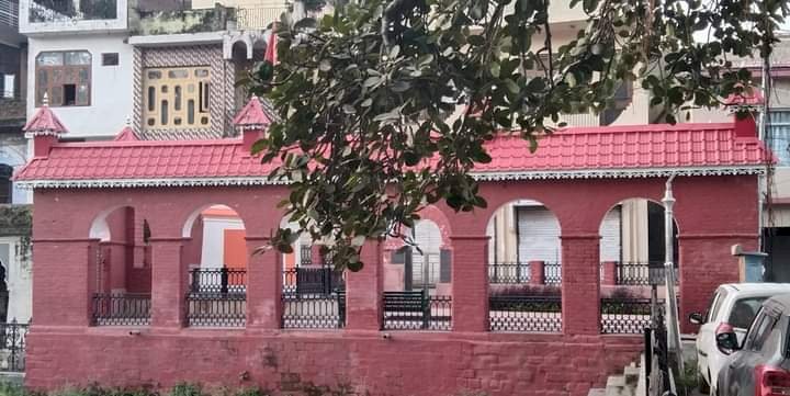 ऐतिहासिक पक्का तालाब के किनारे अढाई सौ साल पहले बने बने पुराने छोटे शिव मंदिर का हुआ कायाकल्प