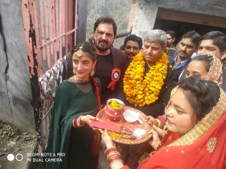 देश का भविष्य युवा शक्ति पर निर्भर : नीरज नैय्यर कुम्हारका में लोगों की समस्याओं का किया निपटारा