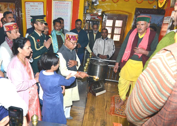 राज्यपाल ने जाखू मंदिर में शीश नवाया