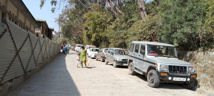 बिगड़ैल वाहन चालकों आगे सिस्टम बेबस -अवैध पार्किंग शहर की अंदरूनी सड़कों पर बनी मुसीबत