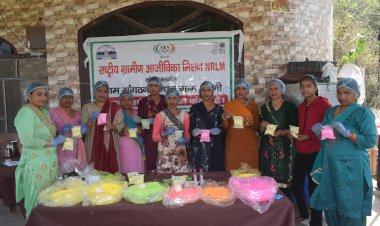 जिला में 86 स्वयं सहायता समूहों ने बनाए होली के लिए आर्गेनिक रंग अकेला बंधन स्वयं सहायता समूह नाहन, 50 किलो हर्बल गुलाल बेचेगा इस बार