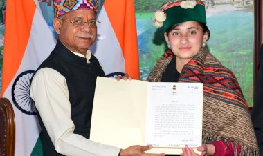 राज्यपाल ने राष्ट्रीय युवा संसद महोत्सव की विजेता  को सम्मानित किया