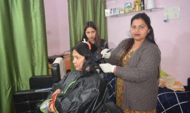ज्योति शर्मा सैलून से हर महीने कर रही हजारों की कमाई, बनी महिलाओं के लिये प्रेरणा