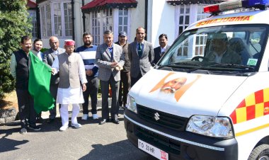 राज्यपाल ने एम्बुलेंस को हरी झंडी दिखाकर रवाना किया