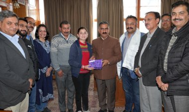 मुख्यमंत्री ने युवा संसद प्रतियोगिता में विजेता आस्था शर्मा को सम्मानित किया