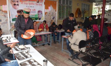 कुल्लू अस्पताल  में भोजन...... वितरण युवा कांग्रेस ने मनाया मुख्यमंत्री का जन्मदिन
