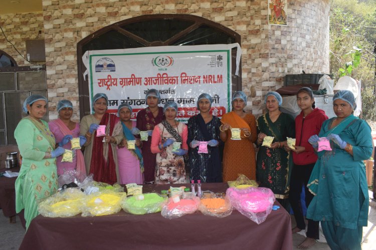 जिला में 86 स्वयं सहायता समूहों ने बनाए होली के लिए आर्गेनिक रंग अकेला बंधन स्वयं सहायता समूह नाहन, 50 किलो हर्बल गुलाल बेचेगा इस बार