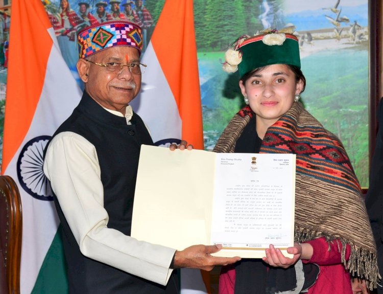 राज्यपाल ने राष्ट्रीय युवा संसद महोत्सव की विजेता  को सम्मानित किया
