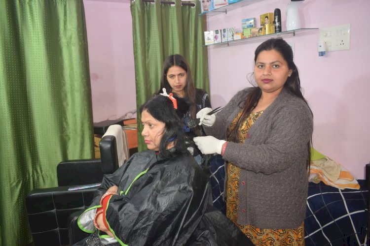 ज्योति शर्मा सैलून से हर महीने कर रही हजारों की कमाई, बनी महिलाओं के लिये प्रेरणा