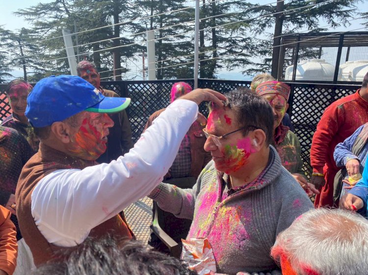 जयराम ठाकुर भाजपा कार्यकर्ताओ के साथ मनाया होली का पावन पर्व