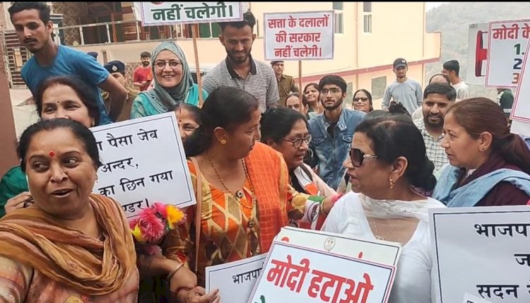 कांग्रेस ने कर दी नई परंपरा शुरू....... सांसद की गैरमौजूदगी में महिला कांग्रेस ने सांसद के आवास पर किया जमकर प्रदर्शन सांसद की पत्नी ने शिष्टाचार के नाते पिलाया पानी