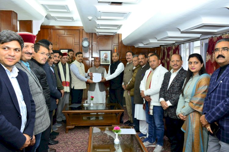 भाजपा विधायक दल ने लाखो की संख्या में कांग्रेस के खिलाफ हस्ताक्षर राज्यपाल को सौंपे • ज्ञापन भी सौंपा गया, राज्यपाल से लगाई सरकार के खिलाफ एक्शन की गुहार