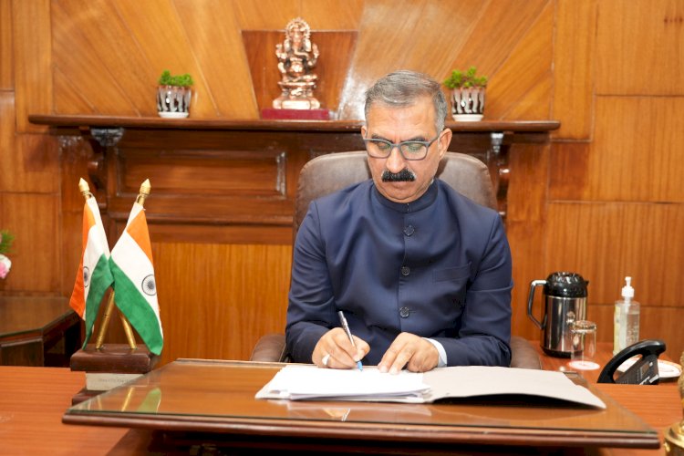 मुख्यमंत्री ठाकुर सुखविंदर सिंह सुक्खू  बजट  को अंतिम रूप देते हुए।