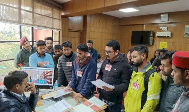 नाहन कॉलेज में ABVP कार्यकर्ताओं ने किया प्रिंसिपल का घेराव,...... वॉल राइटिंग करने पर कॉलेज प्रबंधन ने थमाए नोटिस,