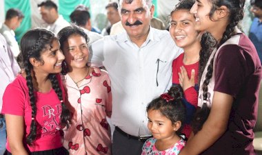 नादौन प्रवास में बच्चों के साथ नजर आया मुख्यमंत्री का विशेष लगाव........ सुक्खू सर’ से मिलने दूर गांव से पहुंचे बच्चे