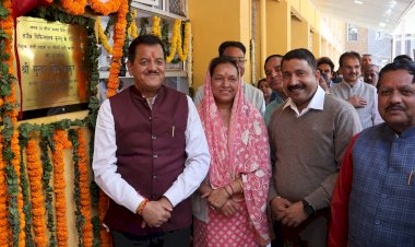 मुख्य संसदीय सचिव वन पर्यटन ऊर्जा व परिवहन सुंदर सिंह ठाकुर ने क्षेत्रीय अस्पताल कुल्लू के मुख्य द्वार के साथ किया मुफ्त व सस्ती दवाइयों की दुकानों का शुभारंभ ।