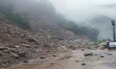 मंडी-कुल्लू एनएच पर 5 मील के पास दरका पहाड़, प्रशासन ने डायवर्ट किया यातायात