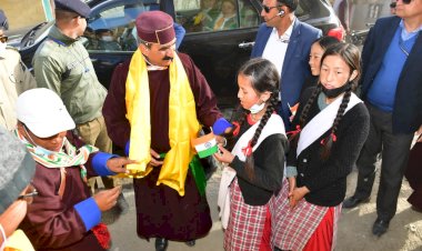 छात्रा के आग्रह पर स्कूल का निरीक्षण करने पहुंचे मुख्यमंत्री........ नए स्कूल भवन के लिए तीन करोड़ रुपये की घोषणा......