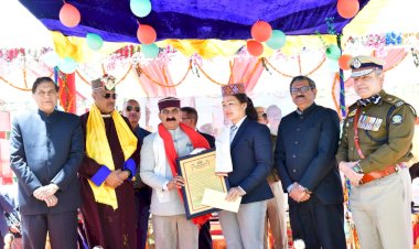 मुख्यमंत्री ने हिमाचल गौरव और प्रेरणास्रोत पुरस्कार प्रदान किए.....