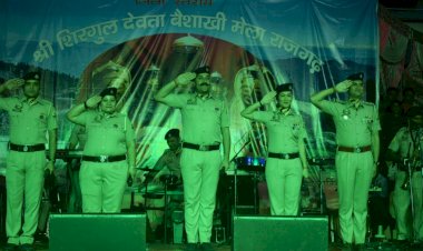 बैशाखी मेले की अन्तिम सांस्कृतिक संध्या में हिमाचल पुलिस बैंड ने दर्शकों को खूब नचाया बी0 सी0 बडालिया सदस्य रियल एस्टेट नियामक प्राधिकरण हि0प्र0 रहे मुख्य अतिथि