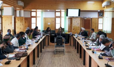 राष्ट्रीय अनुसूचित जनजाति आयोग की सचिव अलका तिवारी ने जिला स्तरीय अधिकारियों के साथ की बैठक