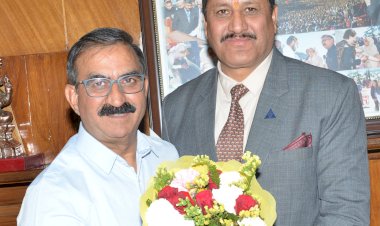 राष्ट्रपति पुलिस पदक से सम्मानित सहायक कमांडेंट जितेन्द्र सिंह  ने  मुख्यमंत्री  से भेंट की.....