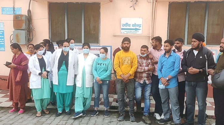 सरकार मेडिकल कॉलेज के 100 आउटसोर्स कर्मियों दिखाया बाहर का रास्ता...... -सेवाएं समाप्त करने का जताया विरोध, पिछले 3 माह से कई कर्मचारियों को नहीं मिला वेतन