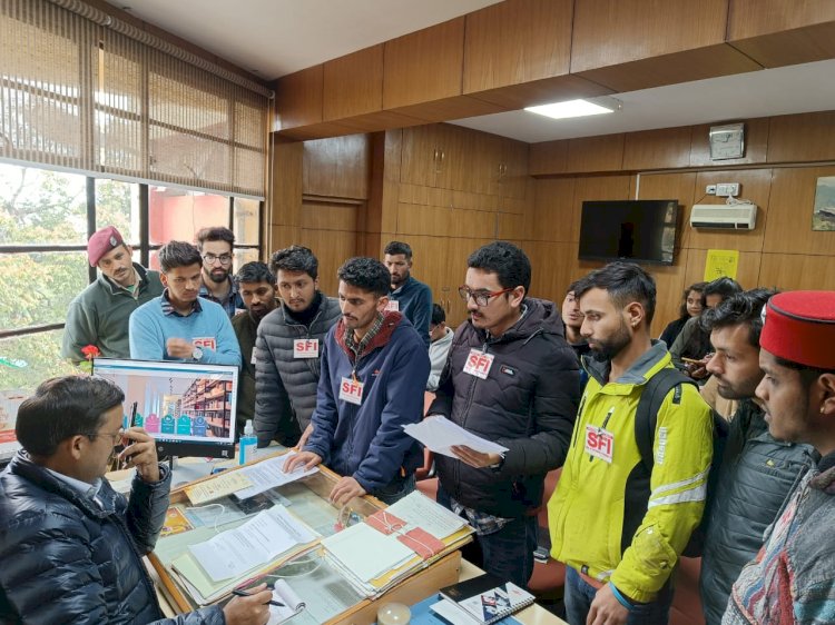 नाहन कॉलेज में ABVP कार्यकर्ताओं ने किया प्रिंसिपल का घेराव,...... वॉल राइटिंग करने पर कॉलेज प्रबंधन ने थमाए नोटिस,