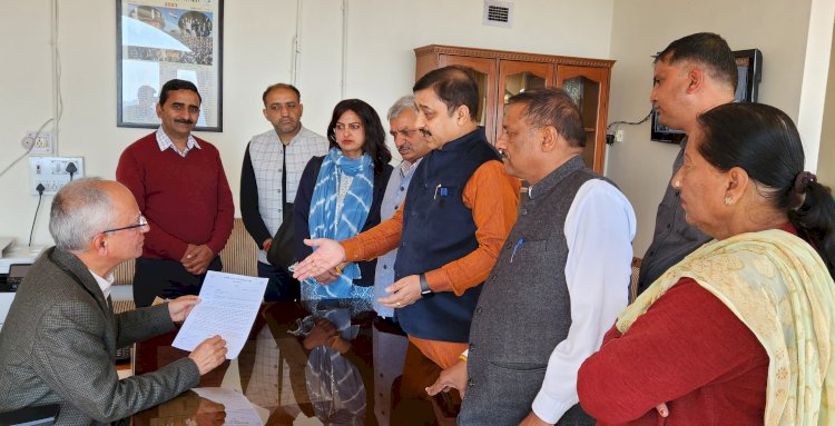 एक घर में 18 से 20 वोट बनाने का प्रयास कर रहे है कांग्रेस नेता : कश्यप..... भाजपा के बोट नही ले रहे और कांग्रेस बोरियों में भर के ला रही है वोट का आवेदन
